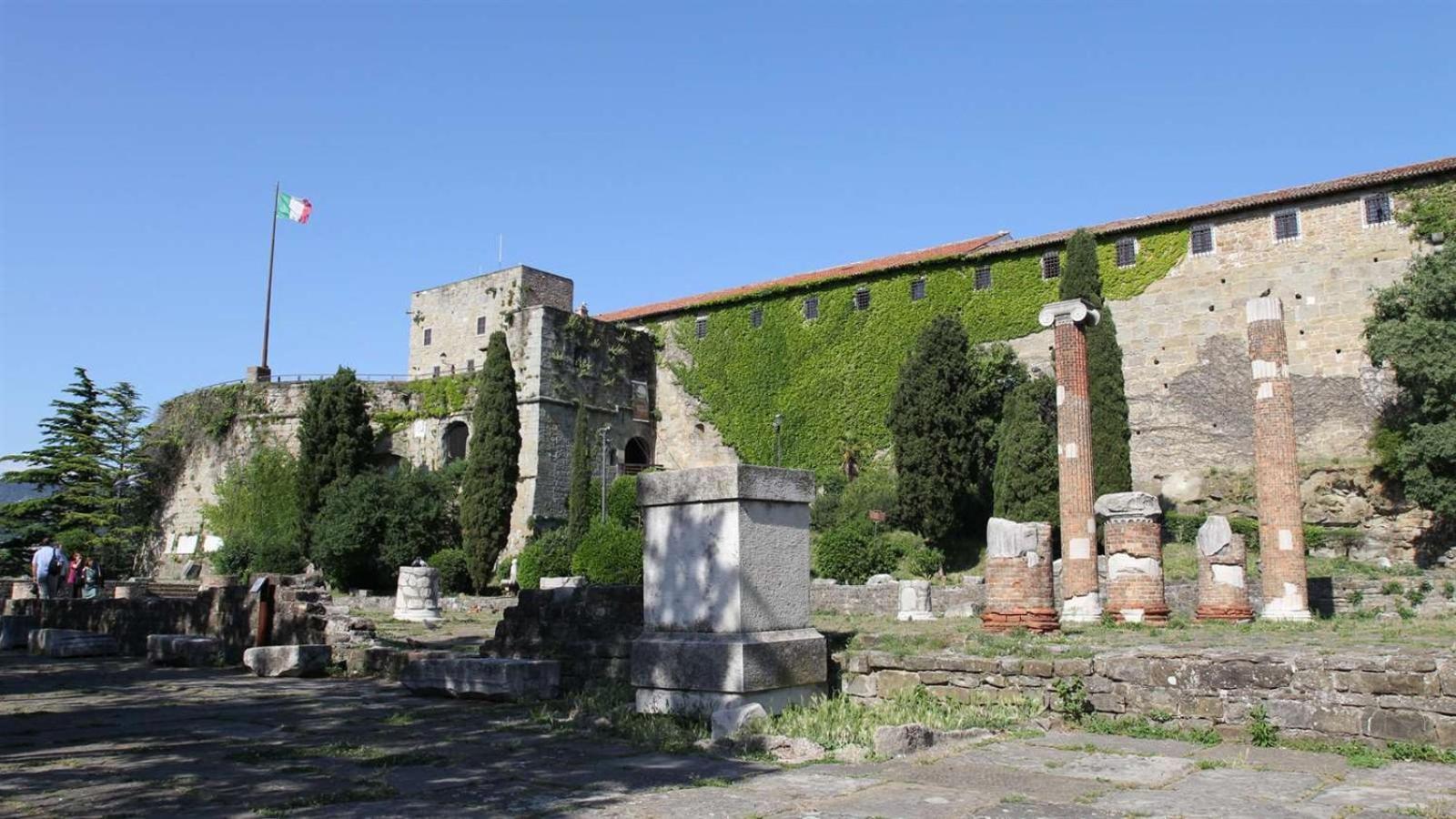Appartamento Al Castello Trieste Bagian luar foto