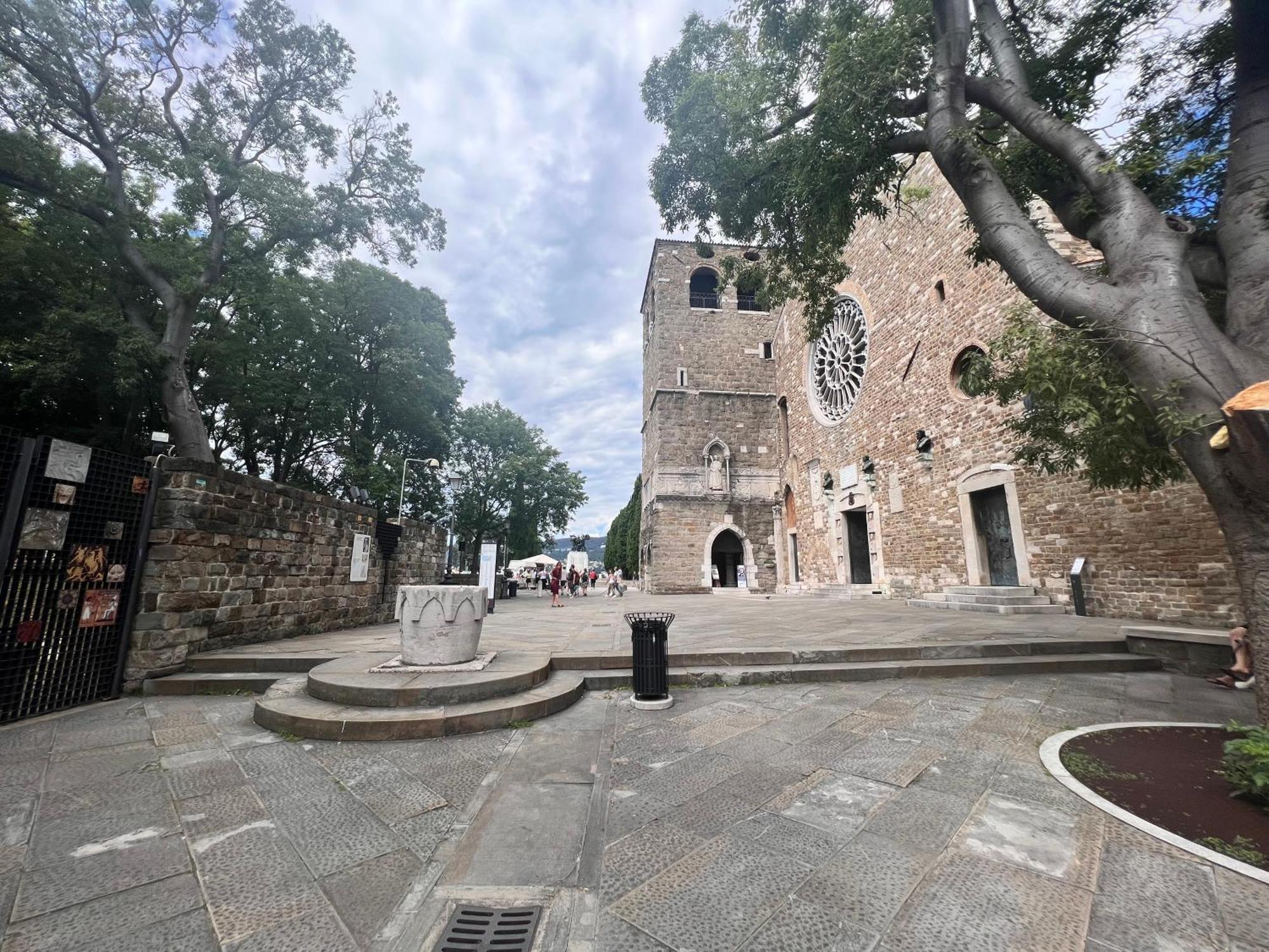 Appartamento Al Castello Trieste Bagian luar foto